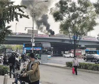  ?? RUETERS ?? Un hombre colgó pancartas políticas contra el presidente sobre un puente