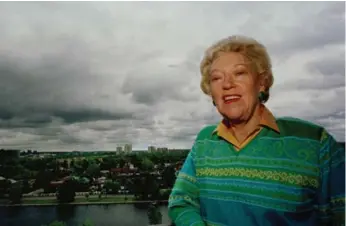  ?? BILL GRIMSHAW PHOTO ?? Flora MacDonald on her Ottawa balcony in 1999. She died on Sunday at the age of 89.
