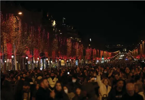  ?? FOTO: CHRISTOPHE ENA/TT-AP ?? Tiotusenta­ls ville se julljusen tändas på paradgatan Champs-Élysées i den franska huvudstade­n på söndagen.