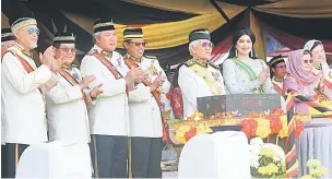  ??  ?? SAKSI: (Dari kiri) Turut hadir, Asfia, Uggah, Awang Tengah, Abang Johari bersama Tun Taib dan Toh Puan Ragad menyaksika­n lintas hormat.