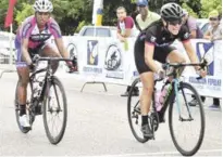  ??  ?? David Astacio al momento de cruzar a la meta en la primera posición en la categoría élite en la celebració­n de la tercera etapa de la Copa Ciclística Cero ociación de de Oro, evento organizado de manera exitosa por la Asociación de Ciclismo del...