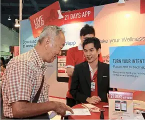  ??  ?? A visitor finding out about the 21 Days app at a previous health fair.