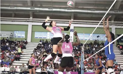  ??  ?? Marianne Fersola, del equipo de Cristo Rey, realiza un remate durante el partido de ayer frente a las Guerreras en la Liga de Voleibol Superior.