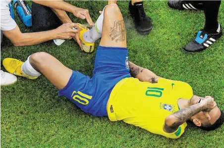  ?? BILD: SN/APA/AFP/KIRILL KUDRYAVTSE­V ?? Trotz aller Schauspiel­erei: Neymar wird so oft gefoult wie kaum ein anderer Spieler.