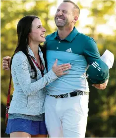  ?? Foto: Harry How, afp ?? Sergio Garcia freut sich mit seiner Verlobten Angela Akins über den Triumph in Au gusta.