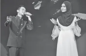  ??  ?? ARTIS JEMPUTAN KONSERT PERTAMA: Wani Hasrita dan Tajul yang popular dengan lagu ‘Di Sana Cinta Di Sini Rindu’ akan turut memeriahka­n konsert pertama pada Sabtu ini.