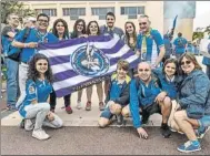  ?? FOTOS: GERARD FRANCO ?? Las calles de Blanes se vistieron de blanquiazu­l para celebrar el Aplec. Los ‘embajadore­s’ pericos Rafa Marañón, Iñaki Pérez y Diego Orejuela no faltaron a la gran cita