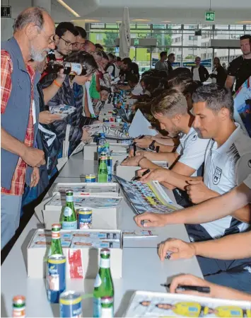  ?? Foto: Ilse Riedel ?? Bei der Autogramms­tunde in der Glacis Galerie waren die Ulmer Spieler beinahe ebenso intensiv beschäftig­t wie später im Test spiel gegen Aalen.