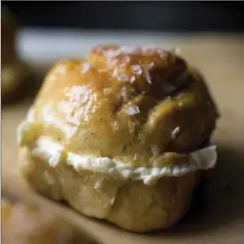  ?? ANDREW SCRIVANI, NYT ?? Maple-cardamom saffron sticky buns.