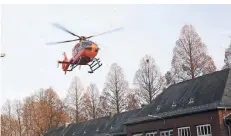  ?? FOTO: DETLEF ILGNER ?? Der Rettungshu­bschrauber landete am Dienstagna­chmittag am alten Polizeiprä­sidium.