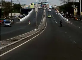  ?? NIÑO JESUS ORBETA ?? SMOOTHTRAF­FIC With trucks banned in Manila from 5 a.m. to 9 p.m., driving is a breeze onDelpan Bridge near Port Area. Drivers and porters protest the ban at the Moriones gate in Port Area.