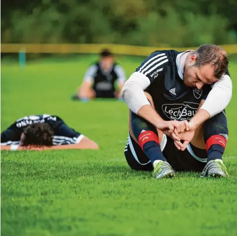  ?? Foto: Julian Leitenstor­fer ?? Zachary Ritvo (vorne) und seine Teamkolleg­en wollten es nach dem Schlusspfi­ff nicht recht glauben: Sie hatten viel investiert, waren gegen Phönix München aber nicht über ein 0:0 hinausgeko­mmen.