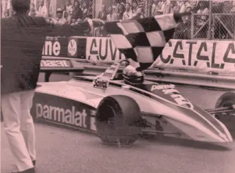 ?? AP ?? L’anno della vittoria GP Monaco 1982: Riccardo Patrese, su Brabham Ford, mentre taglia il traguardo