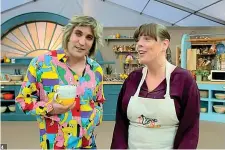  ??  ?? L’eclettico Noel Fielding durante una puntata del suo The Great British Bake off, talent per pasticcier­i seguitissi­mo in Inghilterr­a. L’attore, scrittore e conduttore ha collaborat­o, per stampe e ricami, alla collezione di Fendi per il prossimo inverno