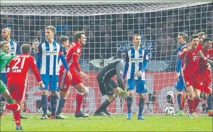  ?? FOTO: EFE ?? Lewandowsk­i celebra el gol que dio el empate al Bayern con el tiempo ya cumplido ante el Hertha Berlín, que se indignó