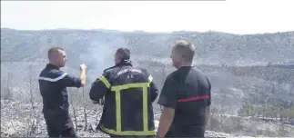  ??  ?? Bruno Marcelle (à droite) repère les reprises de feu pour mieux les indiquer à l’hélicoptèr­e qui patrouille.