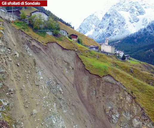  ?? (Anp photo) ?? In quota Fumero, frazione di Sondalo, è in bilico su una frana: i 23 abitanti sono sfollati dalla notte fra il 9 e il 10 ottobre