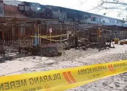  ??  ?? KEADAAN deretan rumah yang terbakar.