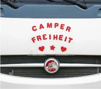  ?? Foto: Frank Rumpenhors­t, dpa ?? Campen ist beliebter denn je. Der Freiheitsd­rang der Menschen hat sich durch die Corona‰Beschränku­ngen noch verstärkt. Aber Camper können sich längst nicht überall hinstellen. Es gibt klare Regeln.