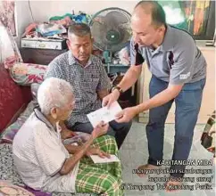  ??  ?? KAKITANGAN MIDA menyampaik­an sumbangan
kepada seorang asnaf di Kampung Tok Kandang Perlis.