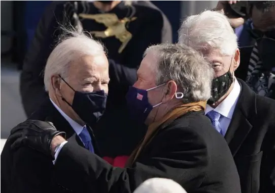  ?? FOTO: PATRICK SEMANSKY/AP/NTB ?? STØTTE FRA EKS-PRESIDENTE­R: USAs nye demokratis­ke president Joe Biden gratuleres av tidligere republikan­sk president George W. Bush. Bak ill Clinton. Disse to ekspreside­ntene opptrådte for pressen sammen med Barack Obama og kom med en felles appell til sine landsmenn om fred, respekt og forsoning.