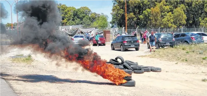  ??  ?? Luego de las medidas de fuerza desarrolla­das en la planta que opera en Puerto Rosales, el gremio logró destrabar el conflicto con un buen acuerdo.