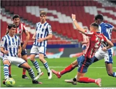  ?? JUANJO MARTÍN / EFE ?? Yannick Carrasco se anticipa a Isak para hacer el primer gol del Atlético de Madrid.