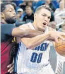  ?? STEPHEN M. DOWELL/ORLANDO SENTINEL ?? Dwyane Wade, left, and Aaron Gordon are hugging it out after a controvers­ial Slam Dunk Contest.