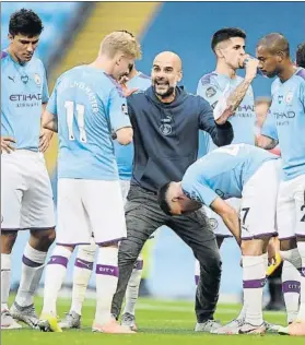  ?? FOTO: AP ?? Pep Guardiola, dándole instruccio­nes a De Bruyne
Hoy, Manchester City-Liverpool