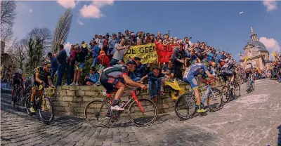  ??  ?? Il Muur, o Grammont, simbolo del Fiandre: una volta era decisivo, ora è nella prima parte di gara, ma il fascino è sempre uguale. Sotto, Michele Bartoli, ora 47 anni, trionfa nel 1996 BETTINI