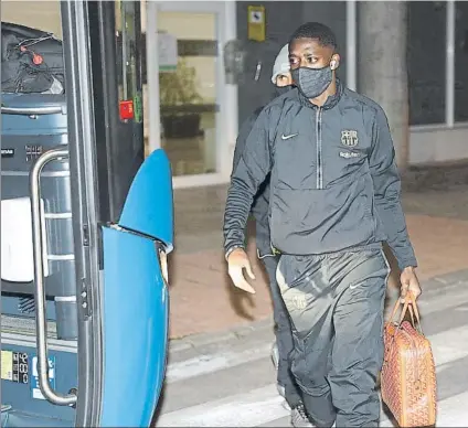  ?? FOTOS: FC BARCELONA ?? La expedición del Barça llegó anoche a Elche, donde pernoctó esperando el partido que se jugará a primera hora de la tarde. Dest entró finalmente en la convocator­ia