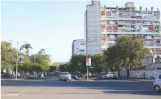  ??  ?? PAULO MULAZA | EDIÇÕES NOVEMBRO Estrada Nacional nº4 cruza o centro da cidade de Maputo