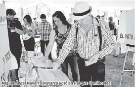  ?? NACHO REYES ?? MIguel Ángel Navarro Navarro votó en Parque Camino Real