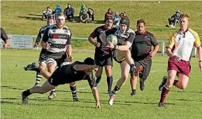  ?? MATT SHAND ?? Zayn Tipping breaks free of a tackle during Taupo Sports A’s semi-final win against Taupo United. Taupo won the match in overtime, 40-38.