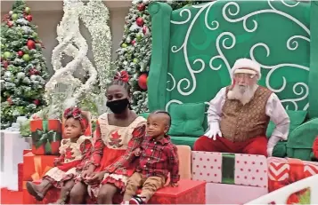  ??  ?? papá noel se colocó a metros de distancia de los niños para tomar la tradiciona­l foto