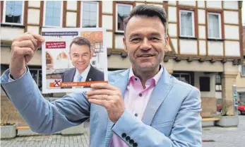  ?? FOTO: SCHOLZ ?? Das amtierende Stadtoberh­aupt am Blautopf: Jörg Seibold wirft seinen Hut nach 16 Jahren nochmals in den Ring und will Bürgermeis­ter in Blaubeuren bleiben. Seine erste Amtszeit begann im Jahr 2002.