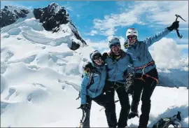  ?? CEDIDA ESTHER SIMÓN ?? Simón (centro), con compañeras del EFA, en la cima del nevado Mateo