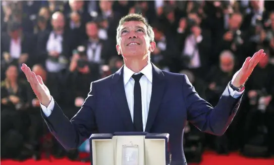  ??  ?? Después de recolectar numerosos premios por su interpreta­ción de Salvador Mallo en «Dolor y gloria» como en Cannes, Antonio Banderas pone rumbo a los Oscar