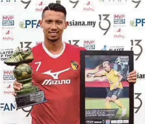  ?? [ FOTO IQMAL HAQIM ROSMAN / BH ] ?? Suzuki bersama piala selepas diumumkan pemain terbaik Februari