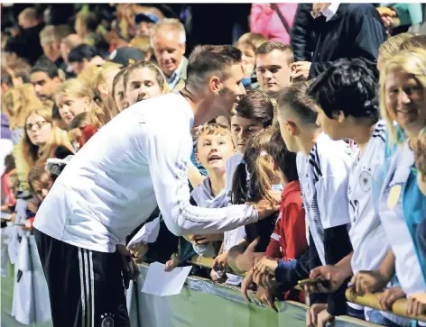  ?? FOTO: IMAGO ?? Fannähe im Amateursta­dion in Berlin: Nationalsp­ieler Niklas Süle macht Selfies und schreibt Autogramme beim öffentlich­en Training.