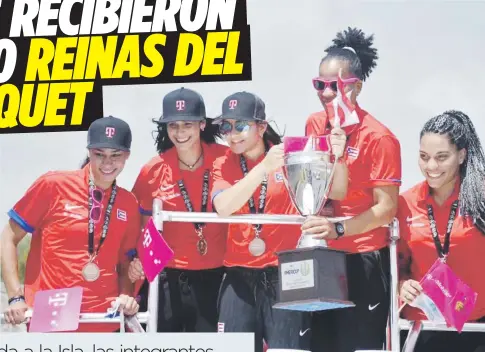  ??  ?? COMPARTIER­ON
CON EL PUEBLO.La capitana de la Selección, Pamela Rosado, sostiene junto a Mari
Plácido el trofeo que acredita a Puerto Rico como el país con el tercer mejor equipo de América en el baloncesto femenino. A su lado, de izquierda a derecha,...