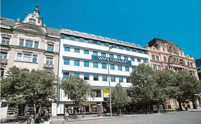  ?? FOTO MAFRA – MICHAL ŠULA ?? Funkcional­ismus. Palác Praha na Václavském náměstí s pasáží a kinem (dnes už neexistuje) vznikl v letech 1927–1929 radikální přestavbou neorenesan­čního domu. Na opaxitovýc­h pásech byly umístěny reklamy.