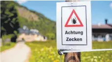  ?? FOTO: SVEN HOPPE/DPA ?? Wer so ein Schild beim Wandern sieht, sollte sich am Abend besonders gut nach Zecken absuchen.