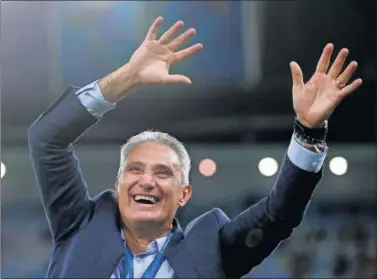  ??  ?? Tite celebra el título de Brasil en la pasada Copa América.