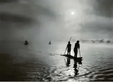  ?? Foto: © Sebastião Salgado/amazonas Images/dpa ?? Typisch Salgado: An einem See in Brasilien machte der Fotograf diese Aufnahme einer Gruppe Indigener.