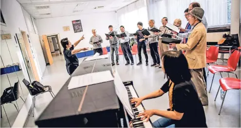  ??  ?? Einmal in der Woche probt der Chor, der nicht nur japanische, sondern auch deutsche Volksliede­r singt.