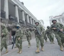  ?? / AP ?? Soldados patrullan el palacio de Gobierno, en Quito.
