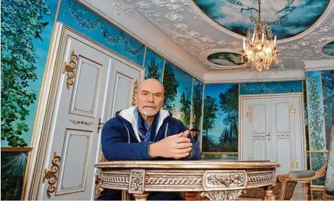  ?? Foto: Matthias Becker ?? Friedrich Hechelmann im sogenannte­n Mignon Zimmer des Schlosses Isny. Die Wandtapete­n hat er selbst gemalt.