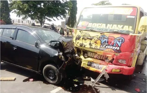  ??  ?? GARA-GARA KAGET: Mobil Daihatsu Ayla nopol L 1353 CD menabrak truk tangki air di jalan raya simpang tiga monumen Desa Wonoplinta­han, Prambon, kemarin (17/9).