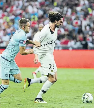  ??  ?? La única posibilida­d de tener alguna opción de fichar a Rabiot pasa por Kanté El PSG quiere fichar al mediocentr­o del Chelsea, que por ahora se cierra en banda a un traspaso